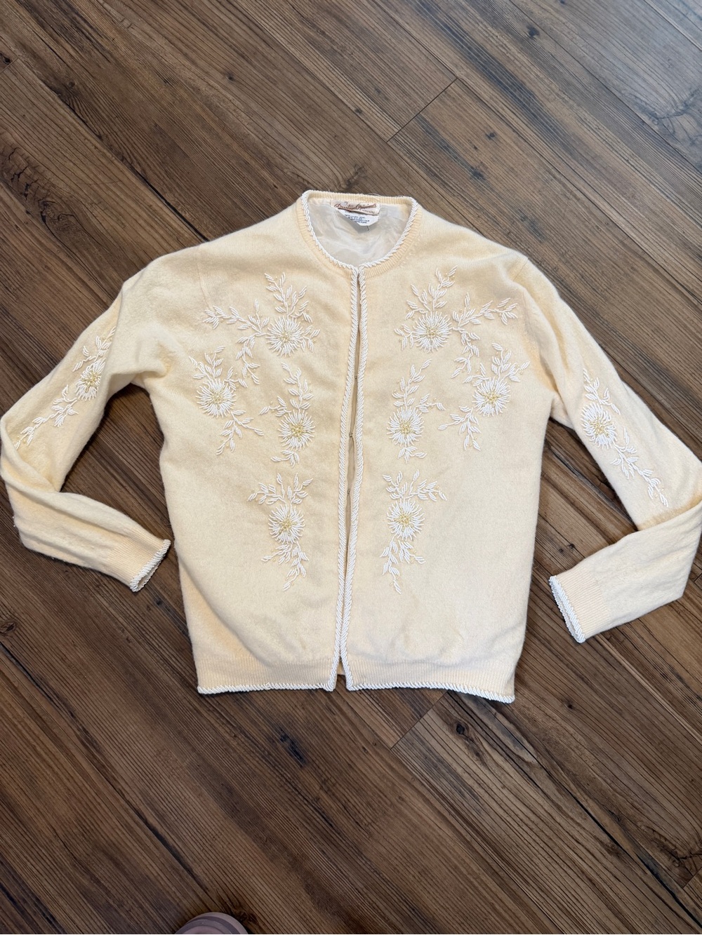 Vintage Prestige Original Cream Embroidered Buttonless Cardigan Sweater